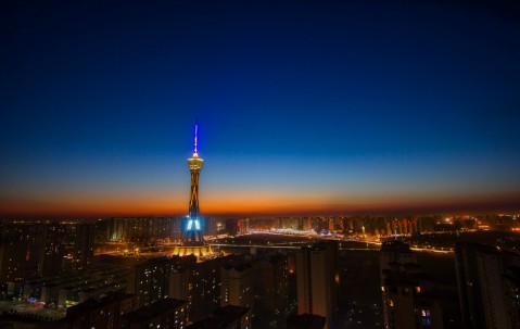 小孩发烧眼皮外侧发红（小孩发烧眼睛皮有红点点）