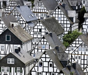 小孩吐完后发烧是怎么回事（小孩吐过之后发烧怎么回事）